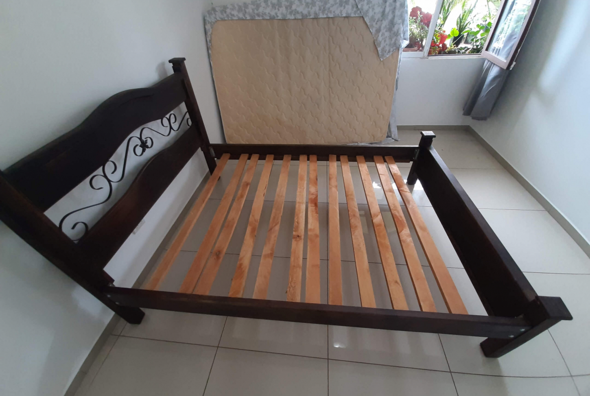 Cama matrimonial sin colchón - Muebles Usados Costa Rica