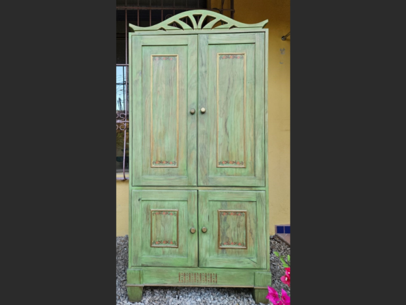 Armario Multiuso de Pino Chileno con Pintura Vintage. 84.5cm Ancho x 177cm Alto x  61cm Fondo