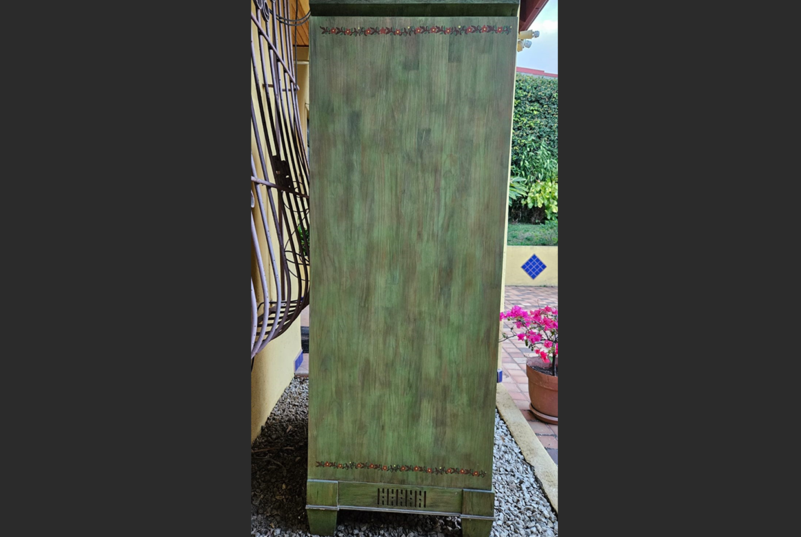 Armario Multiuso de Pino Chileno con Pintura Vintage. 84.5cm Ancho x 177cm Alto x  61cm Fondo