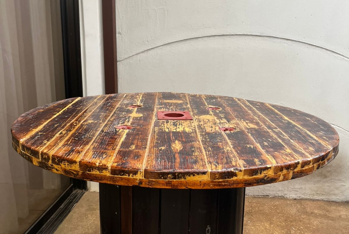 Vendo mesa tipo carrete artesanal madera