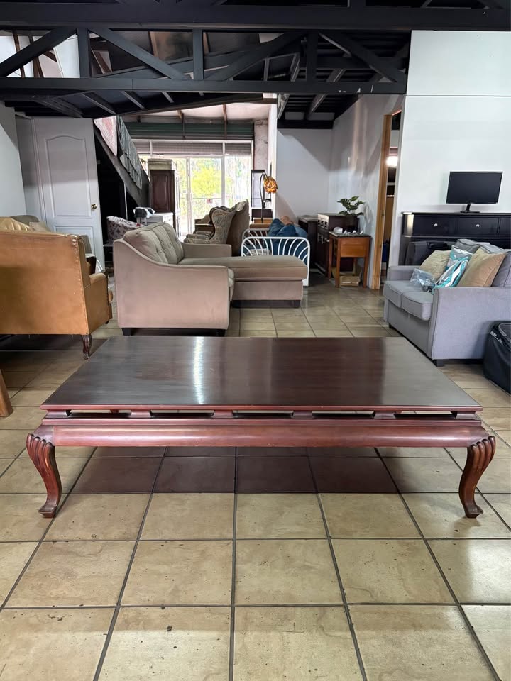 IMG_5189 Mesa Centro Sala En Madera De Cedro Con Tallado. Importada Como Nueva Mide 170 cm Largo X 120 cm Ancho X 45 cm Alto