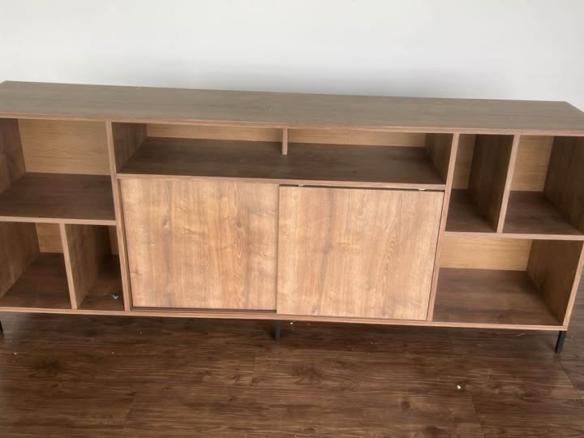 Mueble o Mesa Para Pantalla. Importada Como Nueva Mide 180 cm Largo X 36 cm Fondo X 73 cm Alto