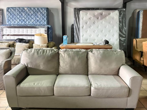 Sofá Sillón 3 Puestos De ASHLEY FURNITURE. Como Nuevo Mide 2, 20 mt Largo X 97 cm Fondo