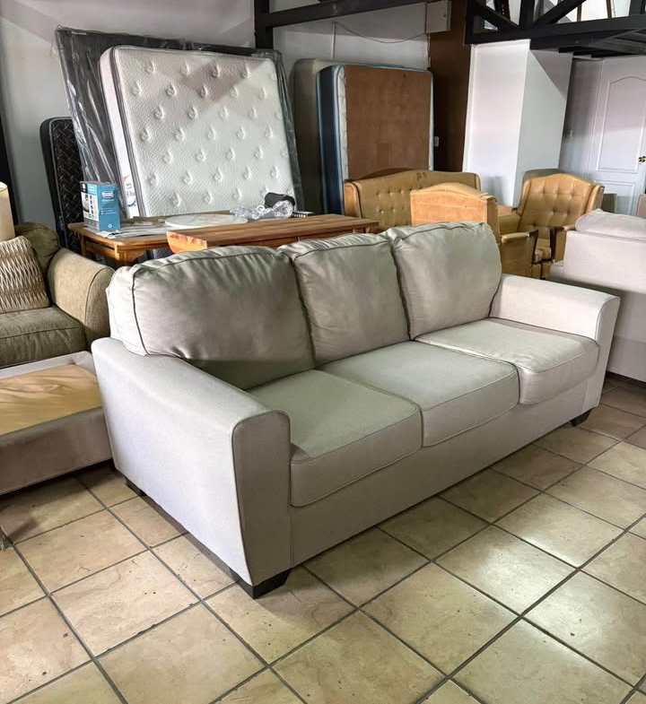 Sofá Sillón 3 Puestos De ASHLEY FURNITURE. Como Nuevo Mide 2, 20 mt Largo X 97 cm Fondo