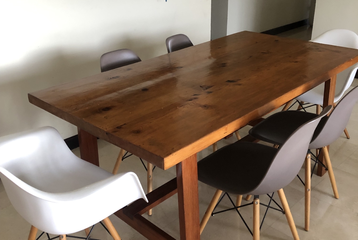 Mesa de comedor en madera maciza 6/8 personas