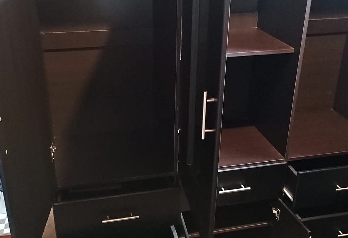 ROPERO GRANDE – 7 GAVETAS + 2 ESPACIOS COLGADORES + ZAPATERA