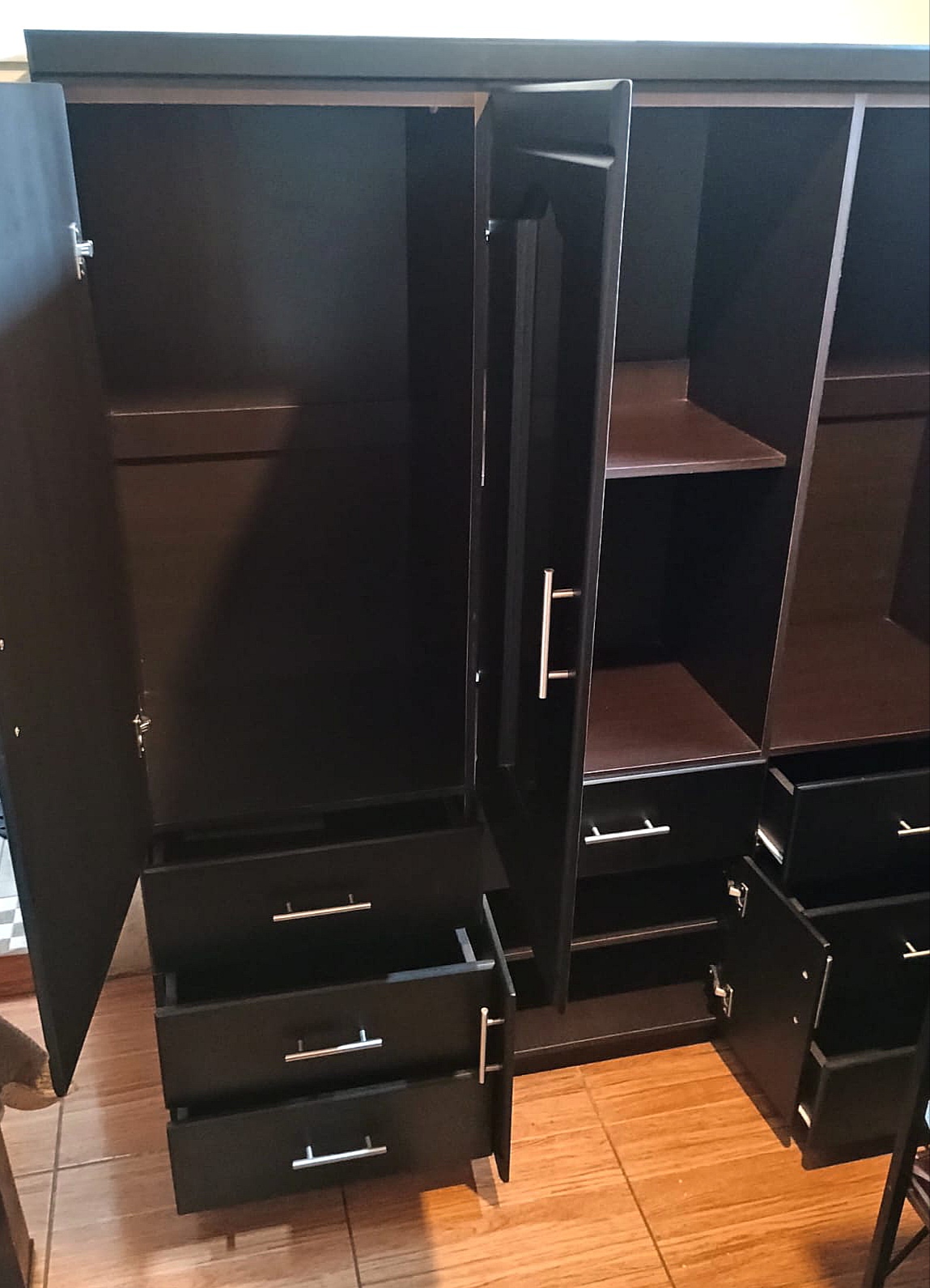 1000607919 ROPERO GRANDE – 7 GAVETAS + 2 ESPACIOS COLGADORES + ZAPATERA