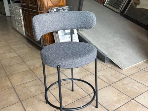 NUEVO Banco De ASHLEY FURNITURE En Metal, TOTALMENTE NUEVO Color Gris ( SOLO UNO ) Altura 65 cm