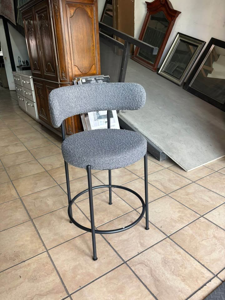 IMG_5309 NUEVO Banco De ASHLEY FURNITURE En Metal, TOTALMENTE NUEVO Color Gris ( SOLO UNO ) Altura 65 cm