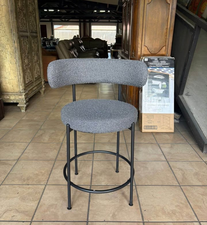 NUEVO Banco De ASHLEY FURNITURE En Metal, TOTALMENTE NUEVO Color Gris ( SOLO UNO ) Altura 65 cm