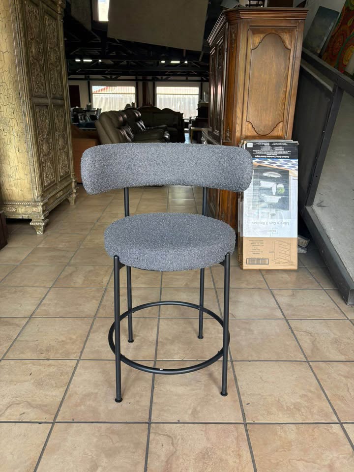 IMG_5310 NUEVO Banco De ASHLEY FURNITURE En Metal, TOTALMENTE NUEVO Color Gris ( SOLO UNO ) Altura 65 cm