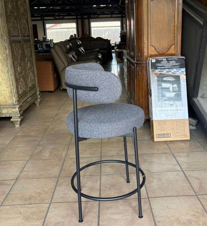 NUEVO Banco De ASHLEY FURNITURE En Metal, TOTALMENTE NUEVO Color Gris ( SOLO UNO ) Altura 65 cm