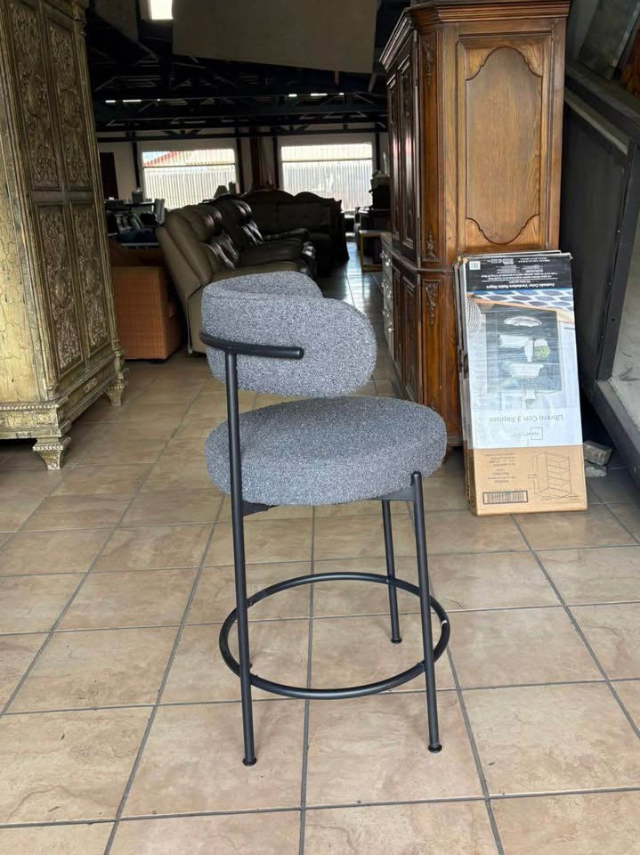 IMG_5311 NUEVO Banco De ASHLEY FURNITURE En Metal, TOTALMENTE NUEVO Color Gris ( SOLO UNO ) Altura 65 cm