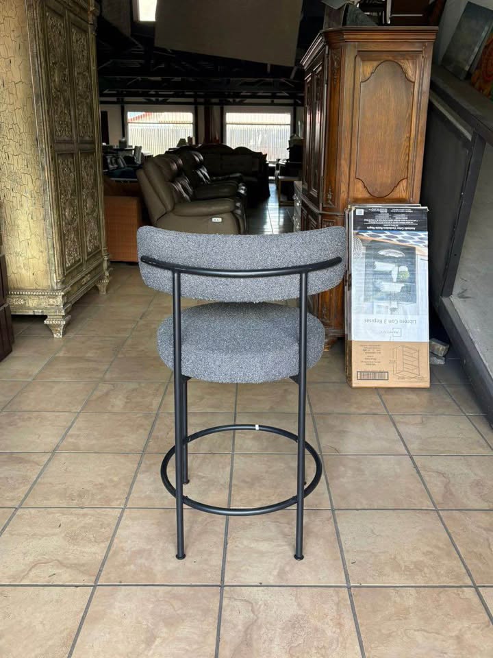 IMG_5312 NUEVO Banco De ASHLEY FURNITURE En Metal, TOTALMENTE NUEVO Color Gris ( SOLO UNO ) Altura 65 cm