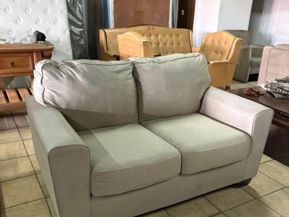 Sofá Sillón 2 Puestos De ASHLEY FURNITURE. Como Nuevo Mide 1, 60 mt Largo X 97 cm Fondo