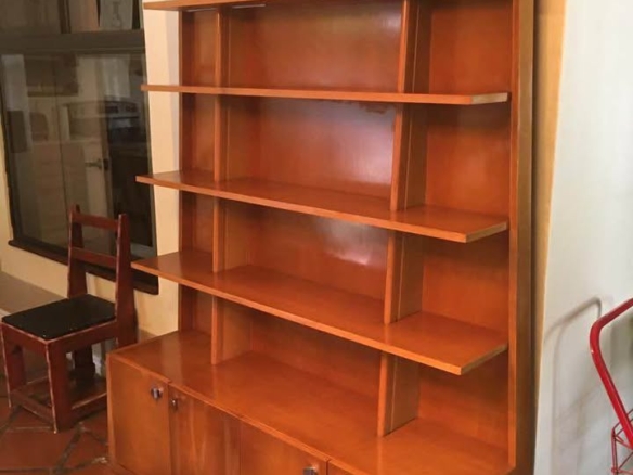 Biblioteca, Alacena, Estante Europeo En Madera De Cedro. Como Nuevo Mide 1, 50 mt Ancho X 2, 02 mt Alto X 40 cm Fondo
