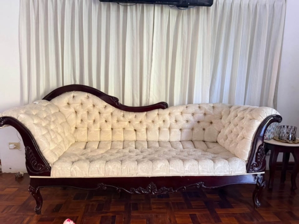 Diván Europeo Antiguo Vintage En Madera De Nogal Tallado a Mano. Como Nuevo Mide 2, 25 mt Largo X 75 cm Fondo