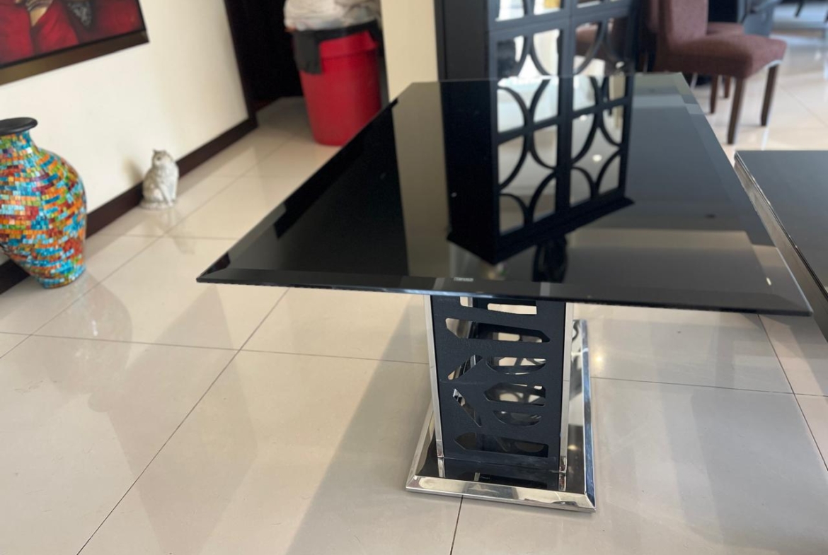 Mesa con Vidrio negro