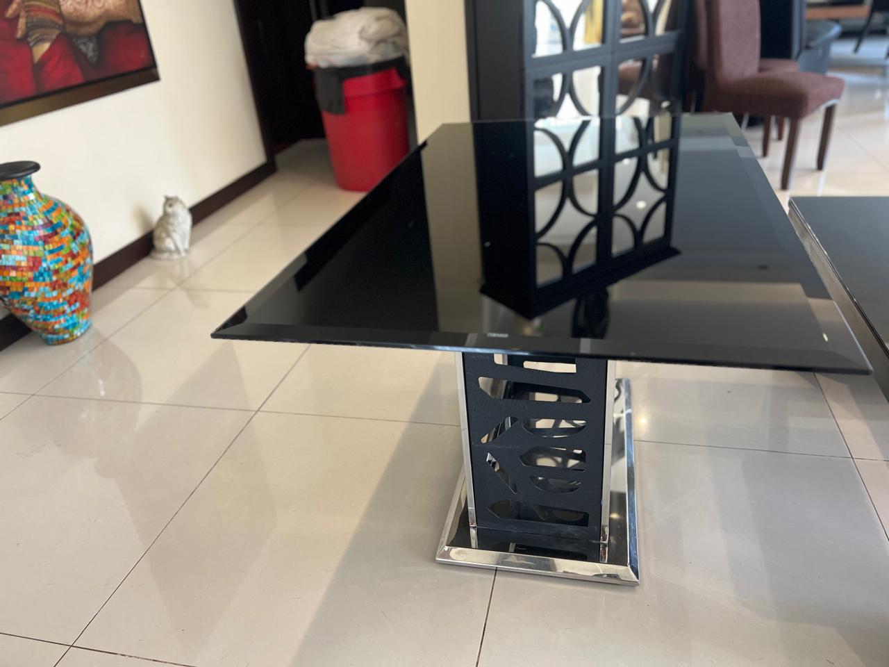 Mesa con Vidrio negro