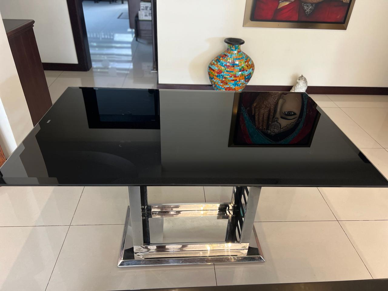 Mesa con Vidrio negro