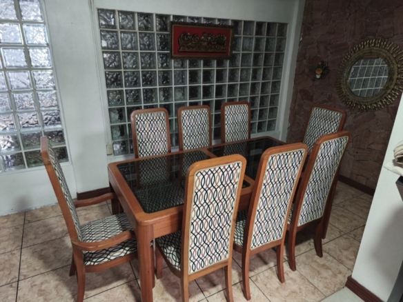 Juego de Comedor en Caoba.