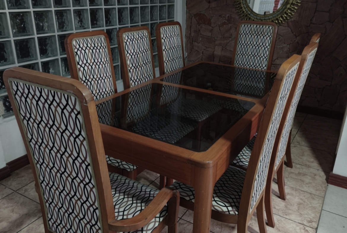 Juego de Comedor en Caoba.