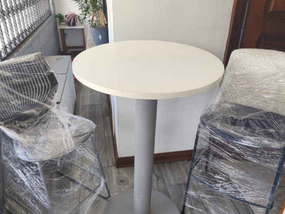 Mesa Coctelera y dos sillas
