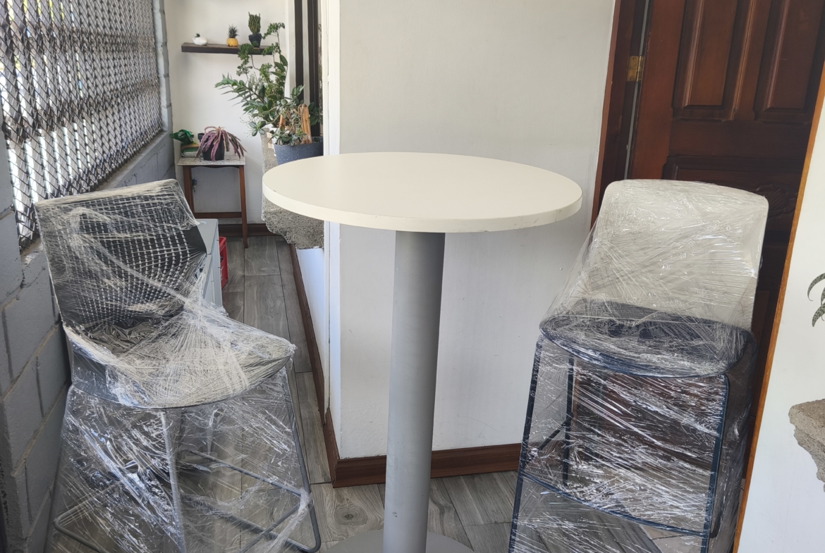 Mesa Coctelera y dos sillas