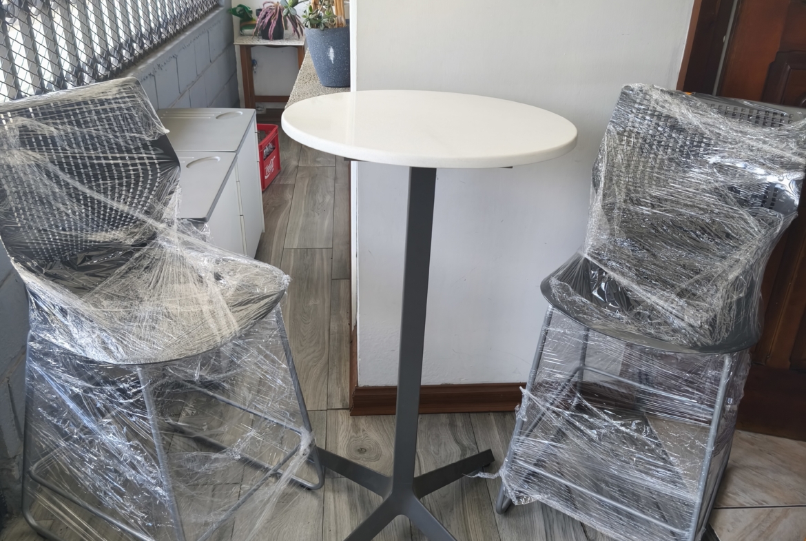 Mesa Coctelera y dos sillas