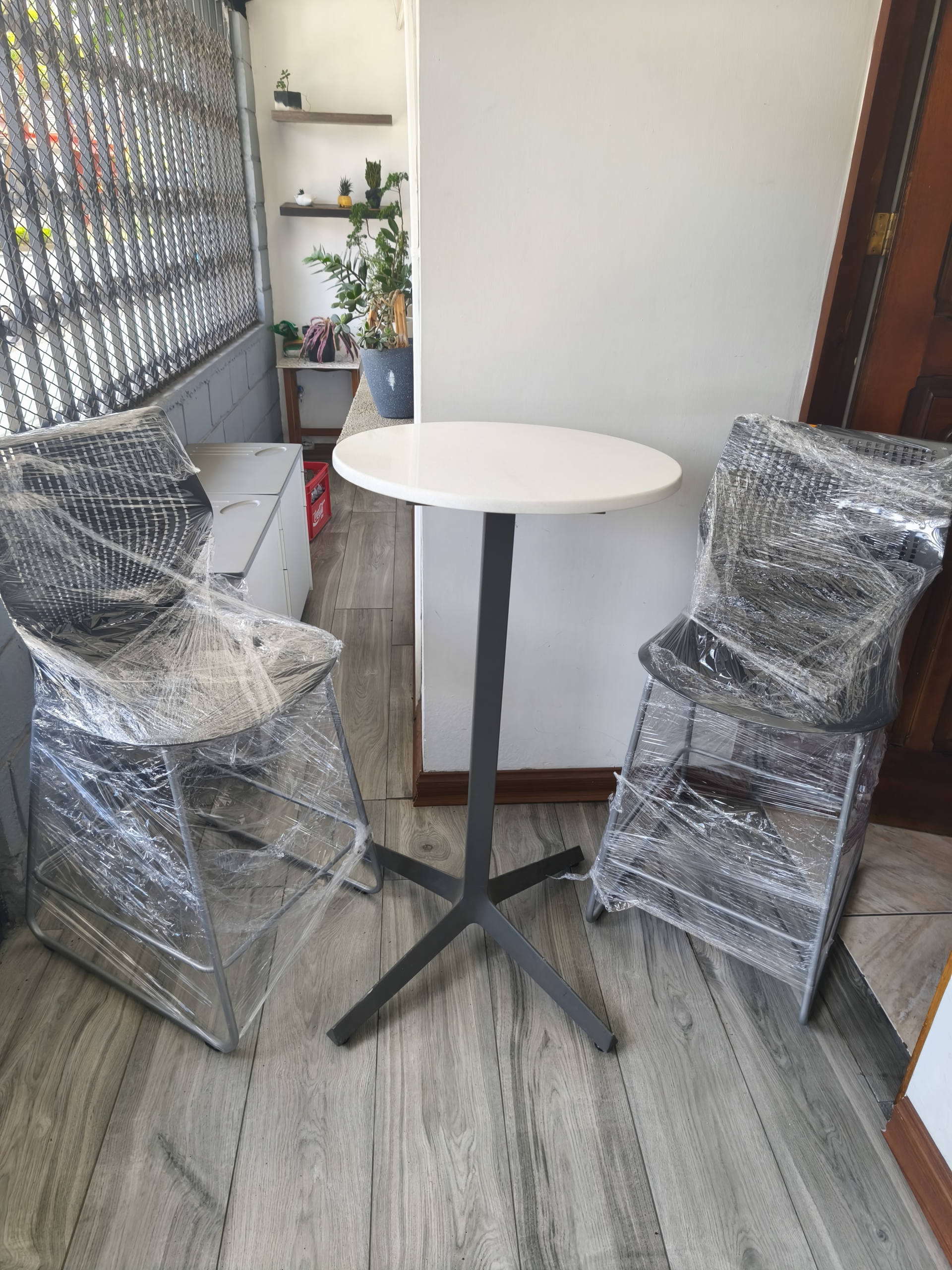 Mesa Coctelera y dos sillas