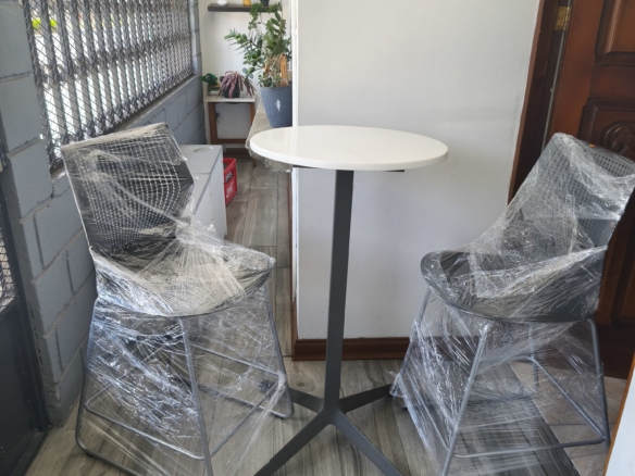 Mesa Coctelera y dos sillas