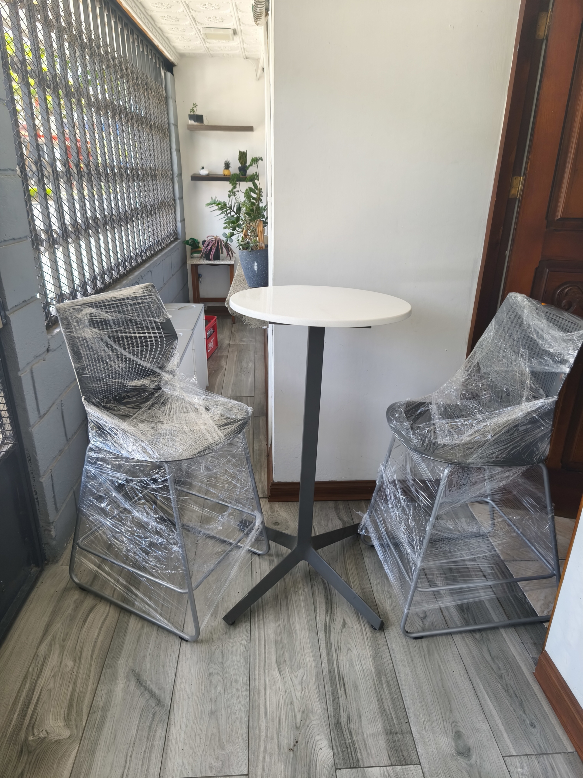 Mesa Coctelera y dos sillas