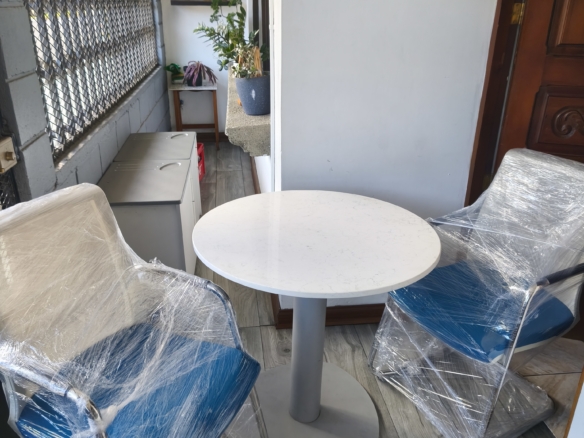 Mesa sobre Cuarzo y dos sillas