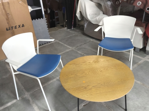 Mesa y dos Sillas