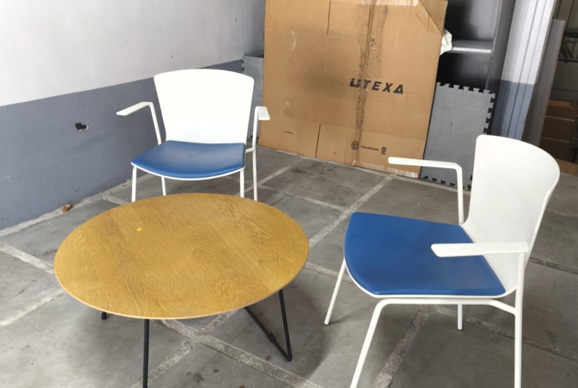 Mesa y dos Sillas