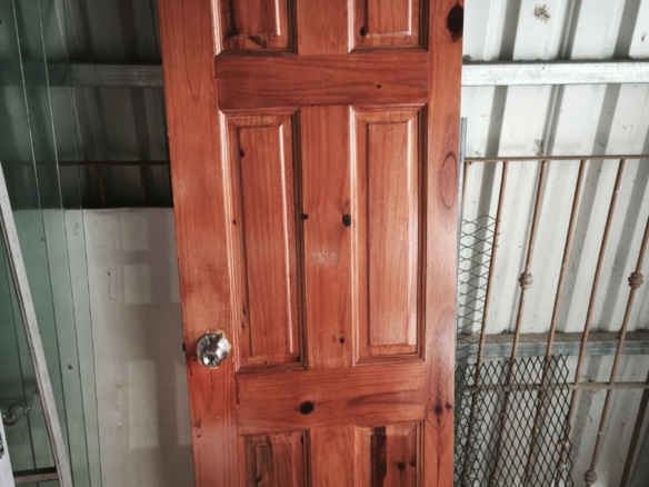 Puerta madera de pino.