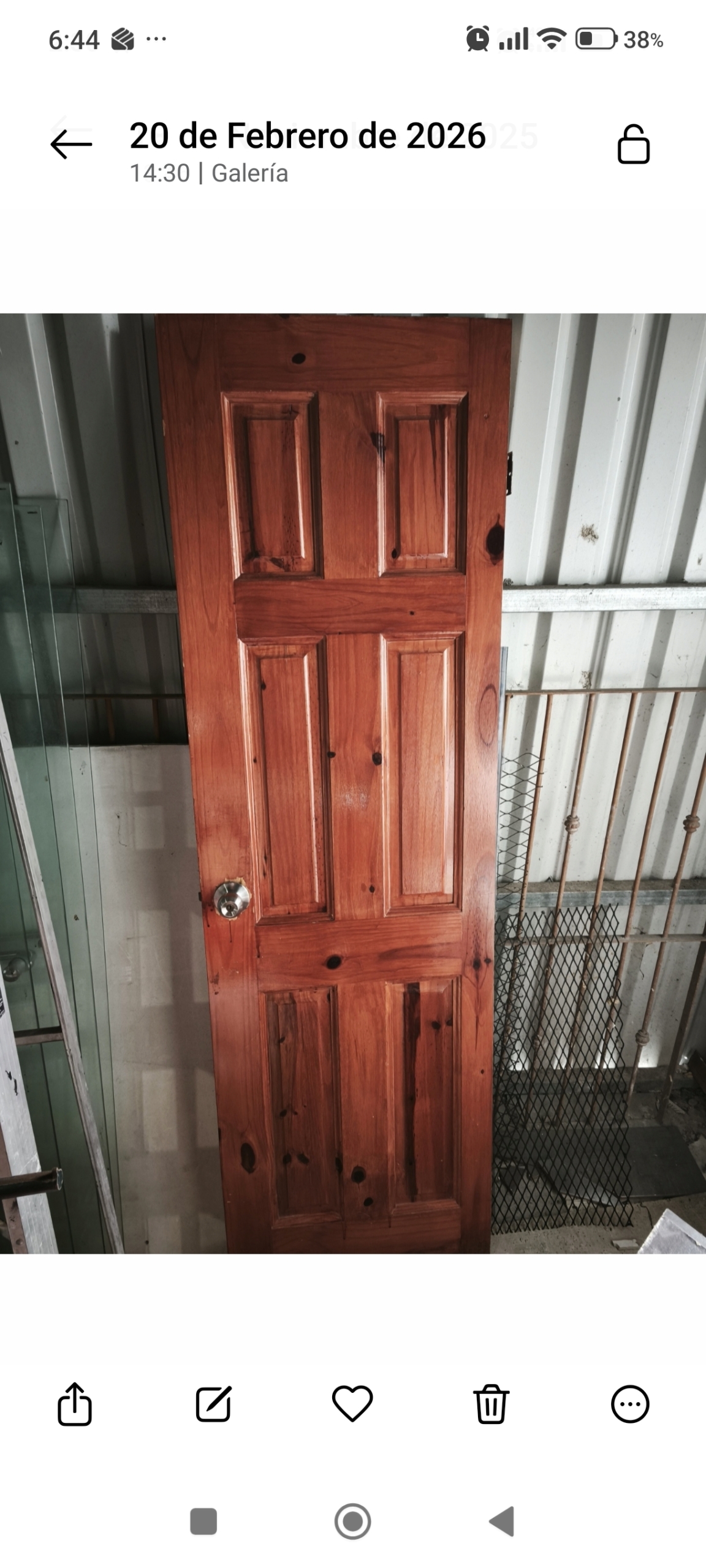 Puerta madera de pino.