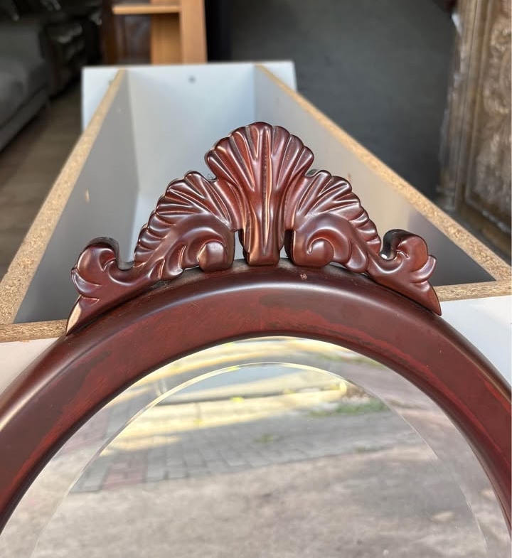 Espejo Antiguo Vintage Europeo En Madera De Cedro Tallada a Mano y Vidrio Biselado. Como Nuevo Mide 85 cm Alto X 48 cm Ancho