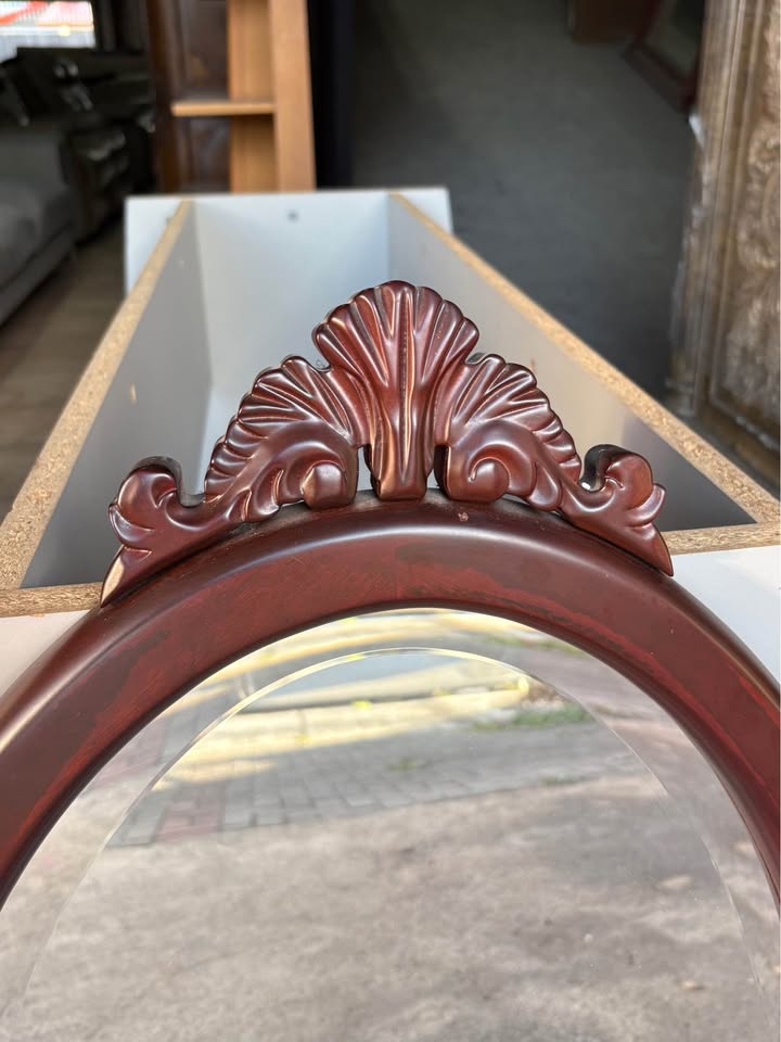 Espejo Antiguo Vintage Europeo En Madera De Cedro Tallada a Mano y Vidrio Biselado. Como Nuevo Mide 85 cm Alto X 48 cm Ancho
