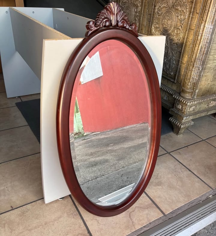 Espejo Antiguo Vintage Europeo En Madera De Cedro Tallada a Mano y Vidrio Biselado. Como Nuevo Mide 85 cm Alto X 48 cm Ancho