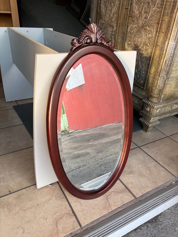 Espejo Antiguo Vintage Europeo En Madera De Cedro Tallada a Mano y Vidrio Biselado. Como Nuevo Mide 85 cm Alto X 48 cm Ancho