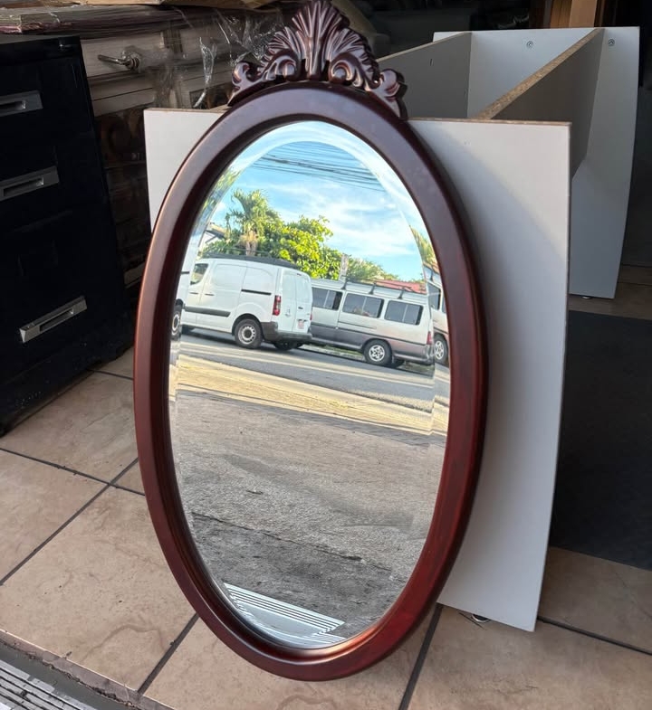 Espejo Antiguo Vintage Europeo En Madera De Cedro Tallada a Mano y Vidrio Biselado. Como Nuevo Mide 85 cm Alto X 48 cm Ancho