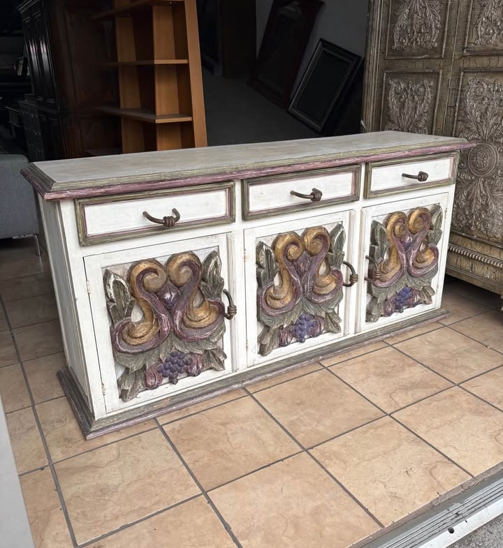 Bufetera, Comoda, Gavetero En Madera. Traída De La India Como Nueva Mide 1, 70 mt Largo X 50 cm Fondo X 81 cm Alto