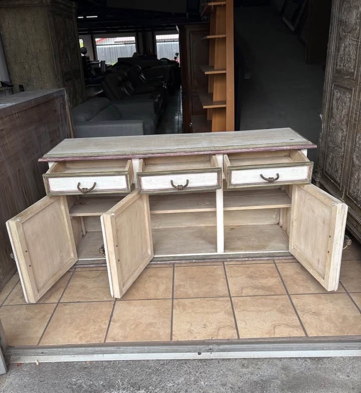 Bufetera, Comoda, Gavetero En Madera. Traída De La India Como Nueva Mide 1, 70 mt Largo X 50 cm Fondo X 81 cm Alto