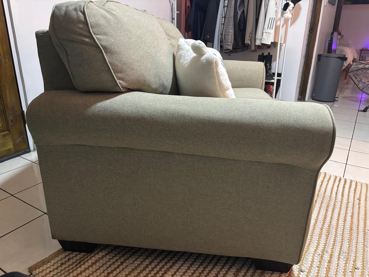 Sillón 4 Sillón Nalini Khaki Loveseat Ashley Furniture