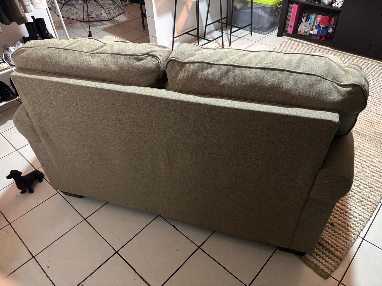 Sillón 5 Sillón Nalini Khaki Loveseat Ashley Furniture