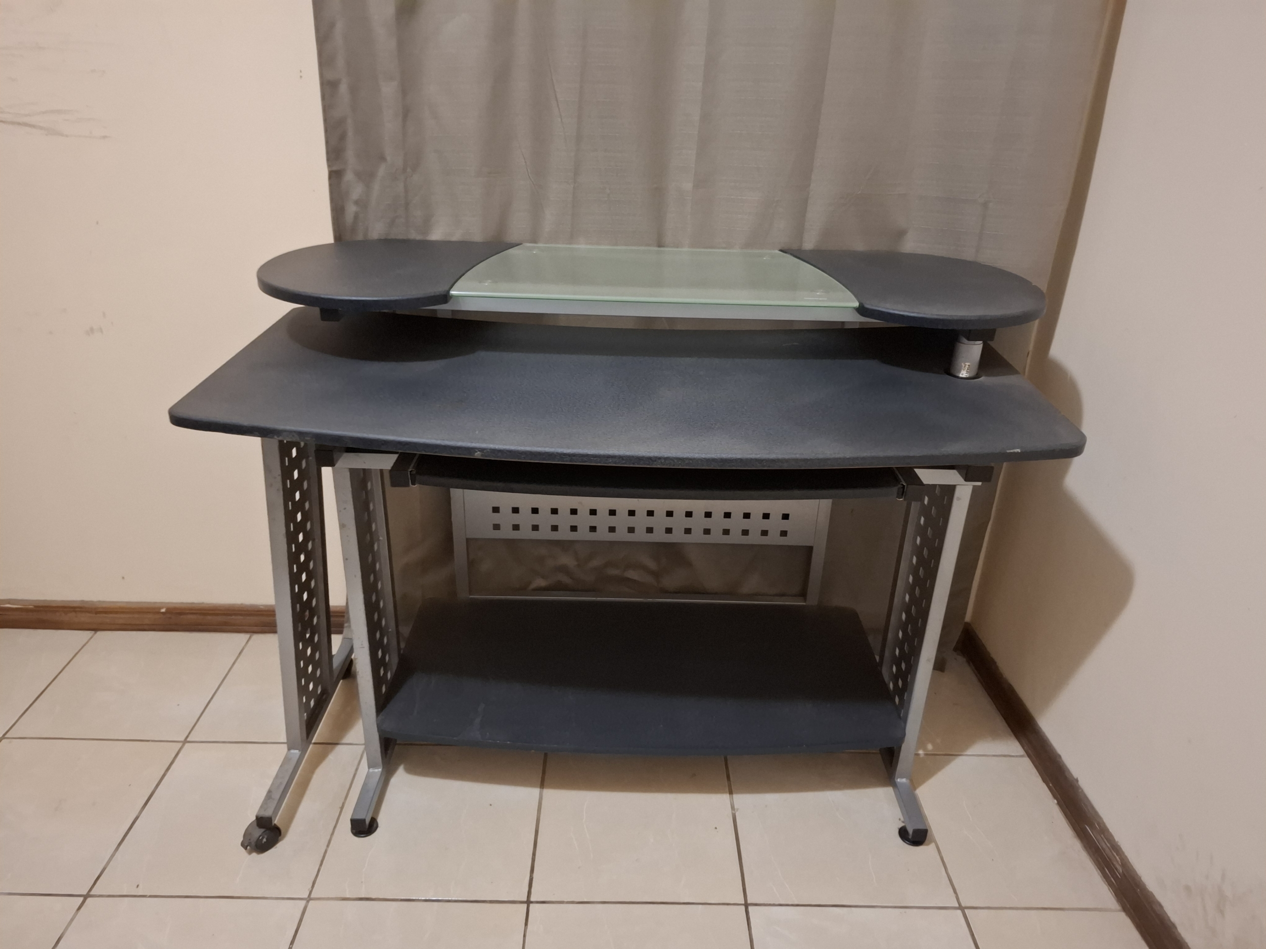 🖥️ Escritorio modular en L con repisas