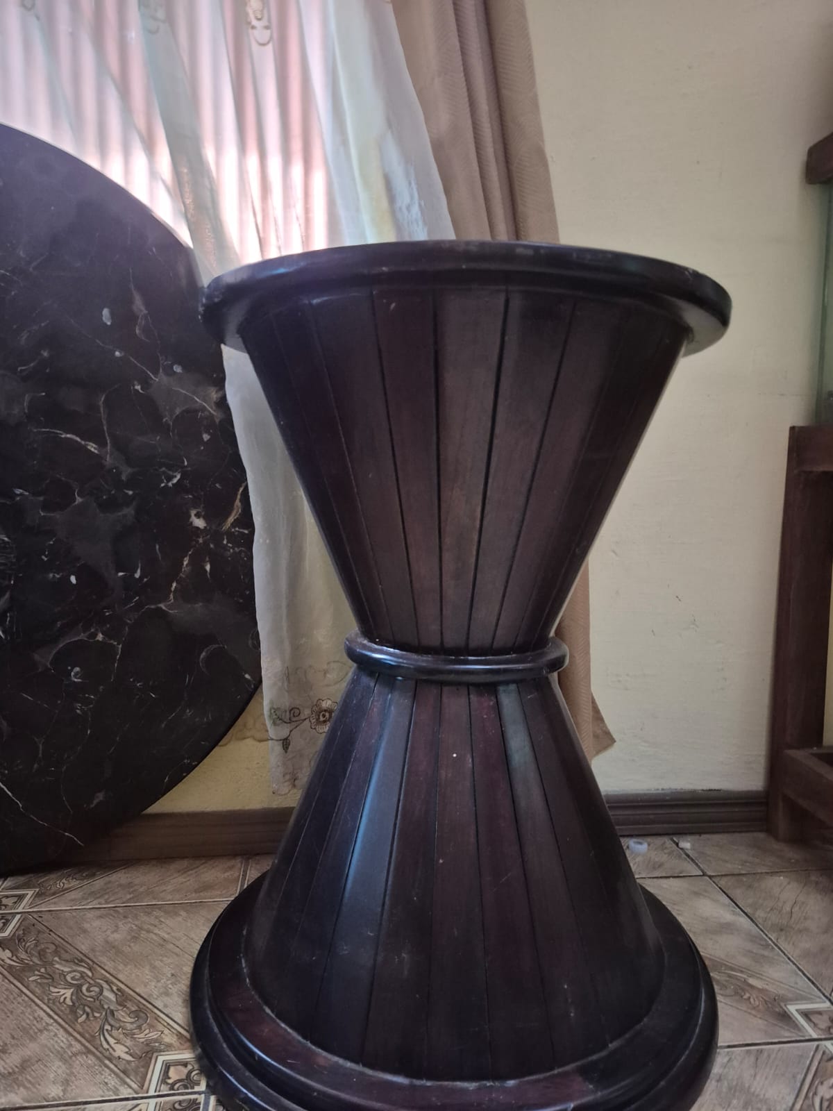 8bbbf4b3-06a6-49a1-92a4-664593a48055 Mesa mármol marrón emperador puro