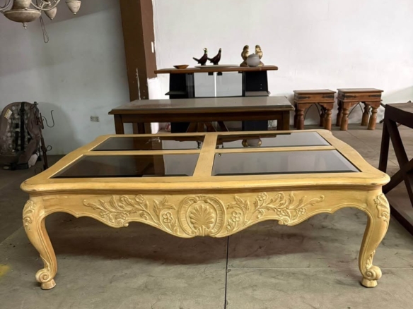 Mesa Centro Sala Europea Antigua Vintage En Madera De Caoba Tallada a Mano. Como Nueva Mide 127 cm Largo X 102 cm Ancho X 42 cm Alto