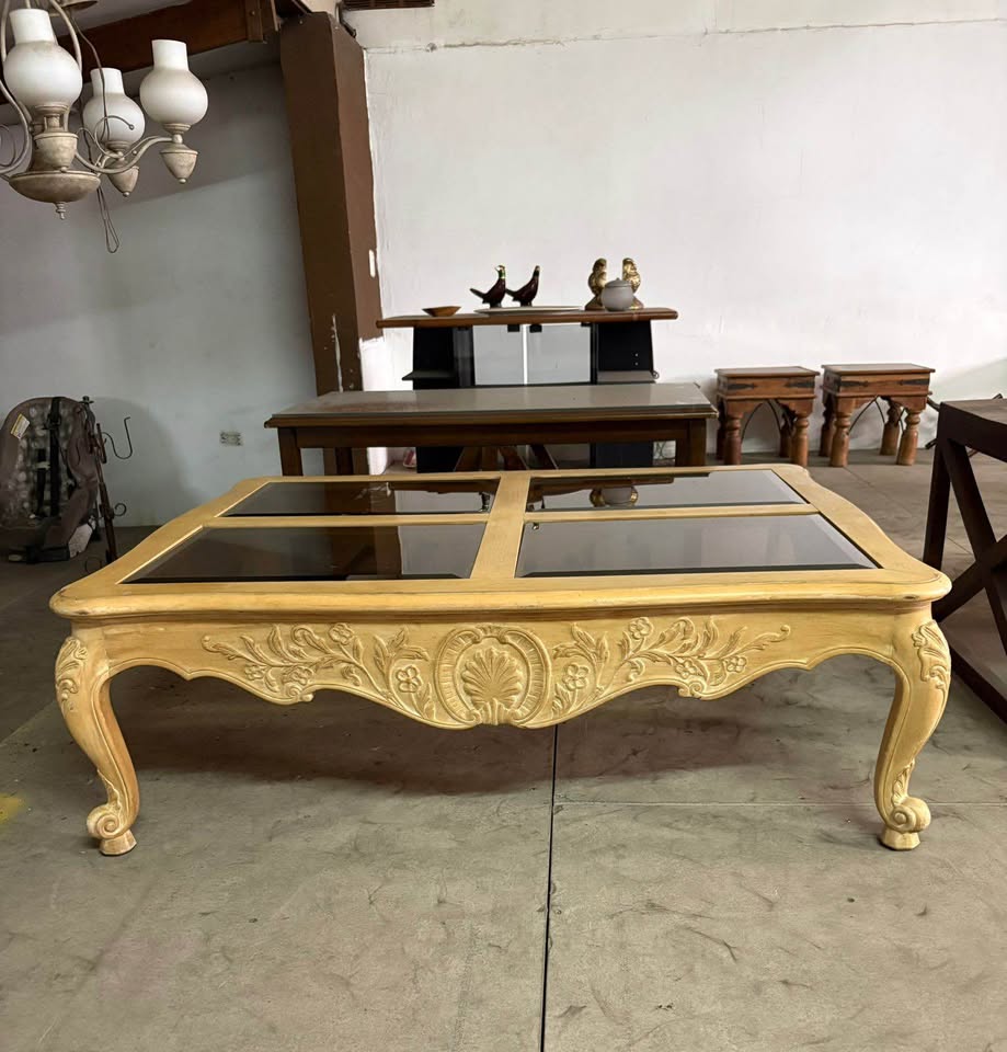 IMG_6090 Mesa Centro Sala Europea Antigua Vintage En Madera De Caoba Tallada a Mano. Como Nueva Mide 127 cm Largo X 102 cm Ancho X 42 cm Alto